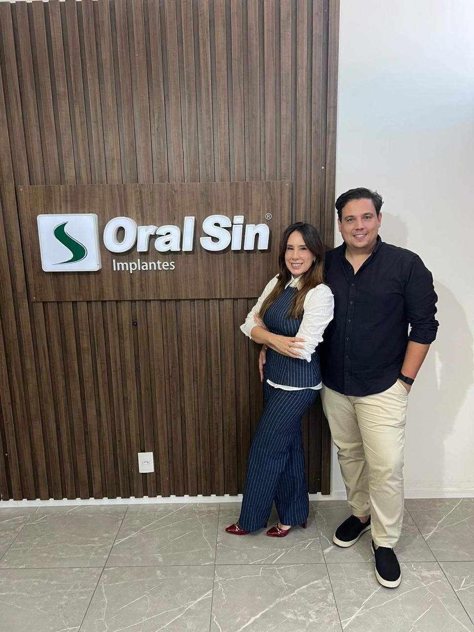Dr. Pedro Longo com paciente na Oral Sin